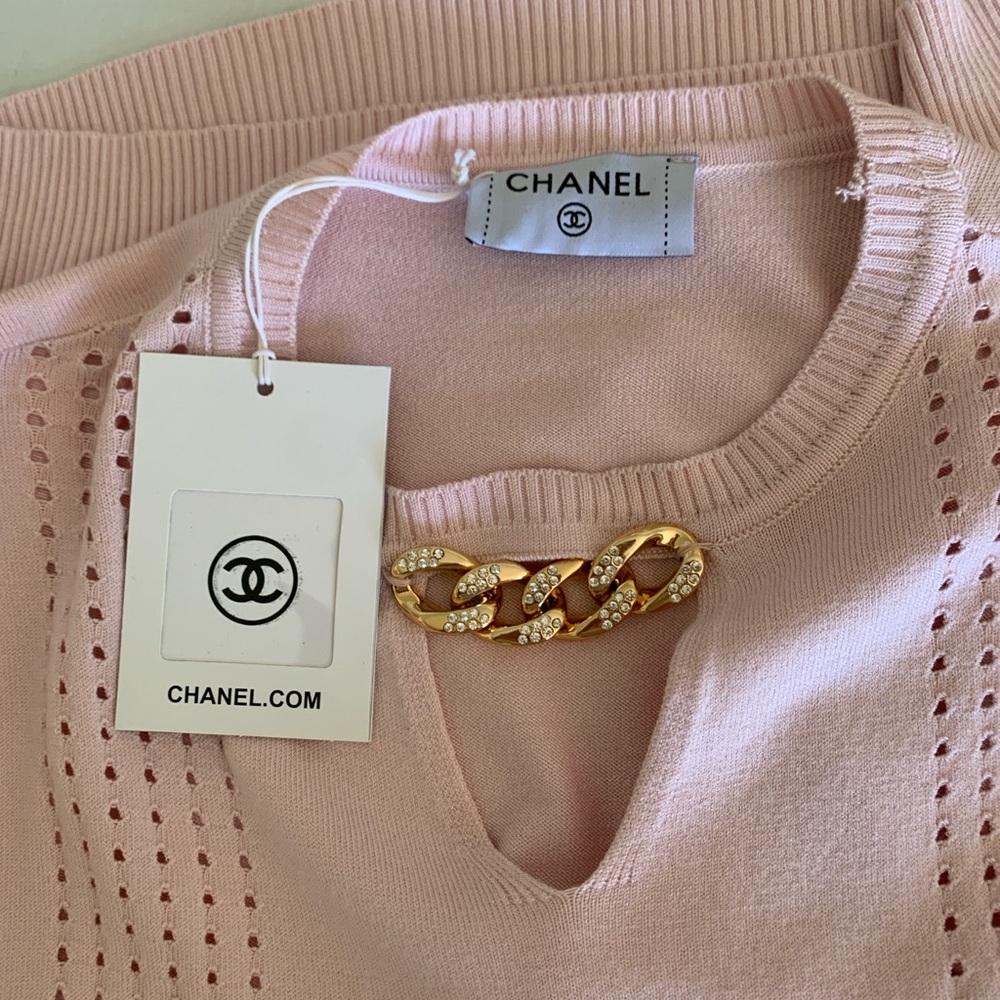 🆕 Chanel Style Pink Knit Top with Chain Detail 🆕 - Picture 3 of 11